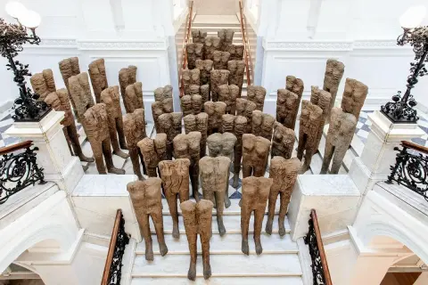 Tłum postaci ludzkich, dzieło Magdaleny Abakanowicz, schodzi po schodach.