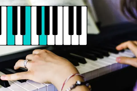 Hände spielen am Klavier einen Akkord. Die blauen Tasten zeigen die Noten für einen C-Dur-Akkord.