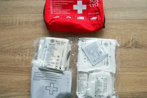 Czego nie powinna zawierać apteczka samochodowa dla bezpieczeństwa?