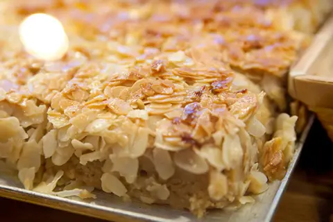 Ein köstlicher Kuchen mit Mandelblättchen, perfekt für ein Hummelkuchen Rezept.