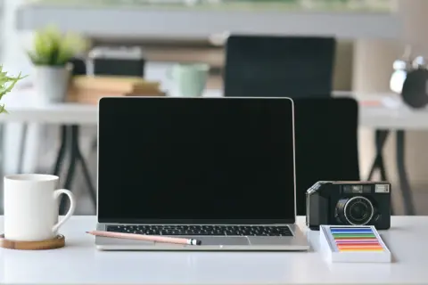 Czarny ekran w laptopie? Odzyskaj obraz! Poradnik krok po kroku