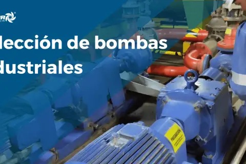 Selección de bombas industriales. Un técnico revisa un grupo de bombeo con tuberías rojas y azules.