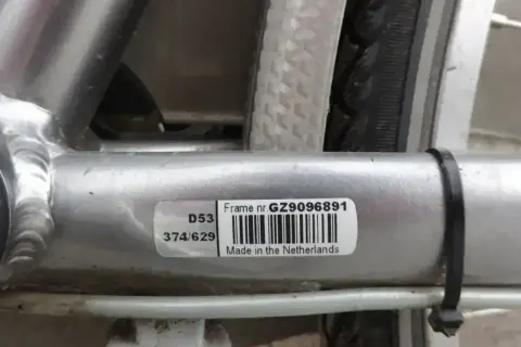 Naklejka z numerem ramy roweru: GZ9096891. Wyprodukowano w Holandii.
