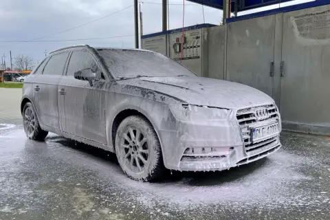 Szary Audi w pianie, gotowy do mycia samochodu na samoobsługowej myjni.