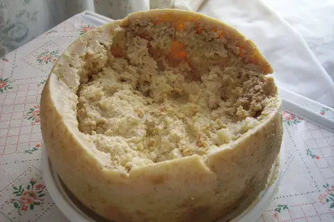 Ser z robakami, znany jako casu marzu, z widocznymi larwami.