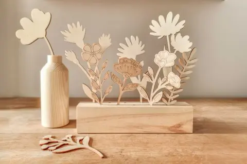 Un joli support bois à décorer, avec des fleurs et des feuilles découpées, prêt à être personnalisé pour un bouquet printanier.