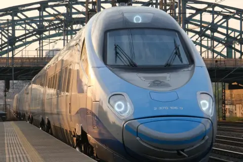 Pendolino nad morze cennik: szybki pociąg PKP Intercity czeka na pasażerów na peronie.