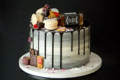 Tort z butelek alkoholu: Kompletny poradnik DIY. Zaskocz!