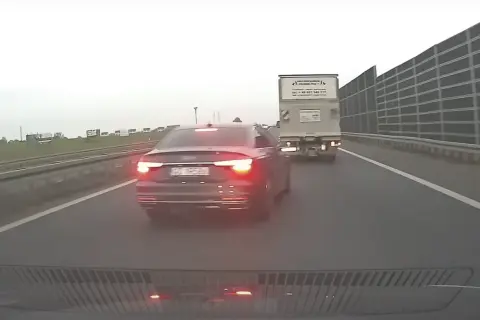 Czarne Audi zajechało drogę ciężarówce na autostradzie. Kierowca może spodziewać się mandatu za zajechanie drogi.