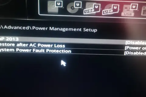 Ekran BIOS z opcjami zarządzania energią: EuP 2013, Restore after AC Power Loss, System Power Fault Protection.
