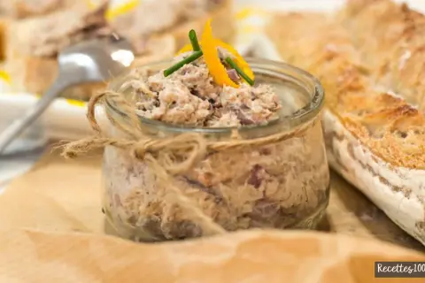 Un pot de rillettes de sardines, garni d'une touche d'agrume et de ciboulette, à déguster avec une baguette croustillante.