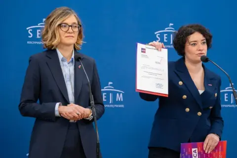 Dwie kobiety prezentują dokumenty. Dyskusja o różnicach w programie mieszkaniowym Koalicji Obywatelskiej a Lewicy.
