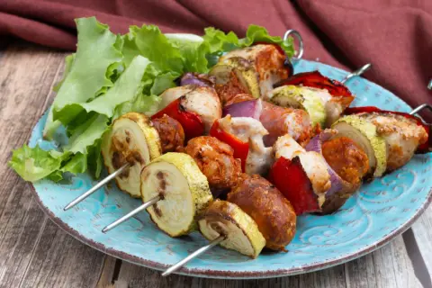 Spiedini succulenti con pollo, salsiccia, zucchine e peperoni, cotti alla perfezione nella friggitrice ad aria.