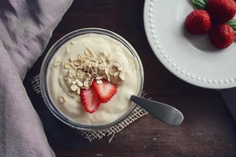 Jogurt z płatkami owsianymi i truskawkami – idealne danie, gdy zastanawiasz się, co jeść po wyrwaniu zęba.