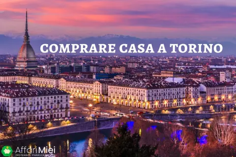 Torino al tramonto, con la Mole Antonelliana che domina il panorama. Scopri dove comprare casa a Torino per vivere la magia di questa città.