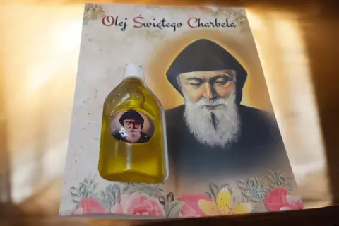 Olej Świętego Charbela, znany z cudownych właściwości, przedstawiony z wizerunkiem świętego.