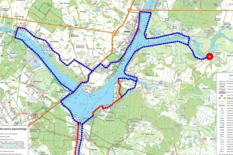 Odkryj najładniejsze trasy rowerowe na Mazowszu! Mapa przedstawia pętlę wokół Jeziora Zegrzyńskiego, idealną na aktywny wypoczynek.