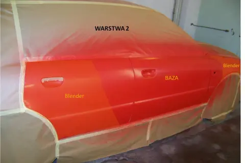 Czerwony samochód w trakcie malowania. Widoczne etapy: baza, blender i warstwa 2. Pomaga to zrozumieć, jak usunąć odcięcie lakieru.