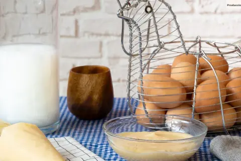 Crema pastelera lista para usar, hecha con Thermomix. Huevos frescos en cesta de gallina, leche y un toque de madera.