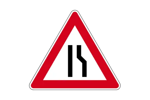 Gefahrenzeichen Verkehr: Achtung, Fahrbahnverengung rechts! Dieses Schild warnt vor einer bevorstehenden Verengung der Straße.