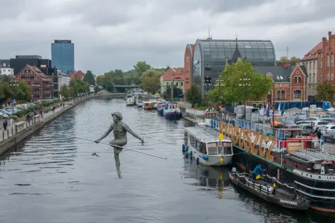 Bydgoszcz oferuje nietypowe atrakcje, jak rzeźba na linie nad Brdą, statki i zabytkowa zabudowa.