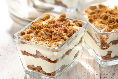 Verrine mascarpone spéculoos, un délice gourmand en couches crémeuses et biscuits croustillants.