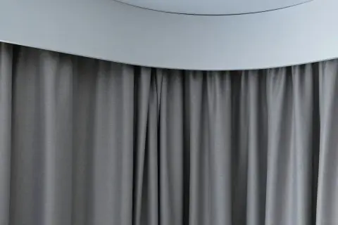 Szare zasłony pięknie maskują karnisz, tworząc elegancką i spójną całość.