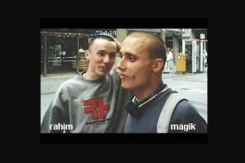 Rahim i Magik, znani z tego, że Justyna Łuszcz jest żoną Magika, pozują do zdjęcia na ulicy.