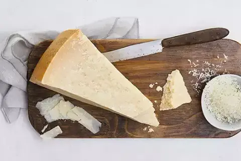Jak wygląda ser parmezan? Odkryj jego unikalne cechy i wygląd