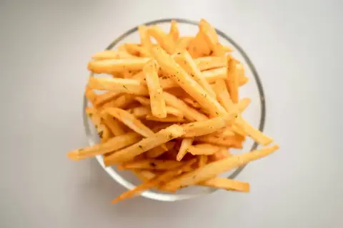 Złociste frytki bez tłuszczu, idealne dla dbających o kcal.