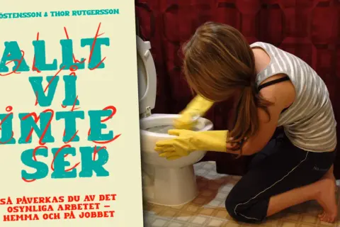 En person med gula handskar rengör en toalett. Boken "Allt vi inte ser" handlar om osynligt arbete.