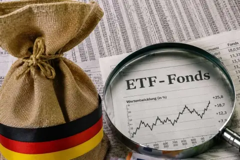 Ein Säckchen mit deutscher Flagge und Lupe auf Finanznachrichten. Ein ETF Riester-Sparplan könnte hier eine Rolle spielen.
