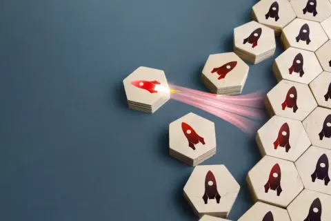 Rakieta startuje, symbolizując nowe możliwości. Szukasz dotacji na otwarcie firmy 2025?