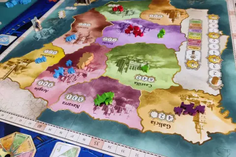 El grande gra: kolorowe pionki graczy rywalizują o kontrolę nad regionami Hiszpanii na planszy gry.