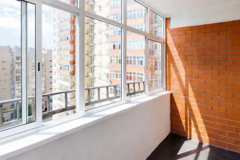 Jak zabudować balkon w bloku? Kluczowe informacje i porady praktyczne