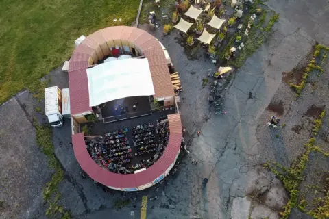 Open-air-Bühne in Berlin mit Publikum, perfekt für einen entspannten Christi Himmelfahrt.