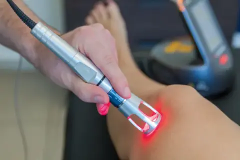 Na co pomaga laser w rehabilitacji? Skuteczne metody łagodzenia bólu