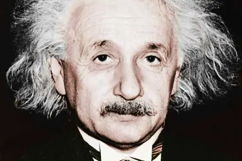 Portret Alberta Einsteina z charakterystyczną fryzurą i wąsami. Choć nie ma dokładnych danych, ile iq ma Einstein, jego geniusz jest niezaprzeczalny.