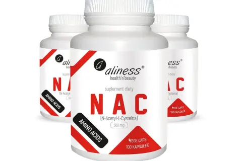 Trzy białe opakowania suplementu diety Aliness NAC (N-Acetyl-L-Cysteina) 500 mg, z czerwonymi akcentami i napisem "AMINO ACIDS".