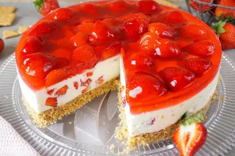 Saftige Erdbeertorte mit Frischkäsefüllung und rotem Tortenguss. Ein Traum für alle, die beste Torten Rezepte lieben!