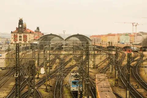 Skomplikowana sieć torów kolejowych na dworcu w Pradze, gdzie czeski rozkład jazdy pociągów jest kluczowy dla sprawnego ruchu.