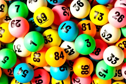 Kolorowe kulki z numerami, jak te do gry, mogą sugerować, czy w zdrapki lotto można grać online.