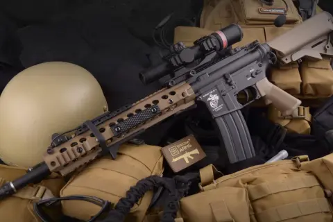 Equipación airsoft completa: réplica de fusil M4 con mira, casco táctico, chaleco y accesorios.