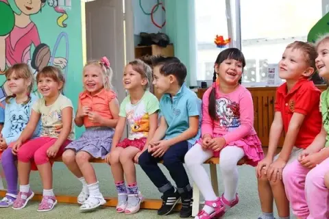 Jak ubrać dziecko na dzień przedszkolaka: poradnik dla zabieganych rodziców
