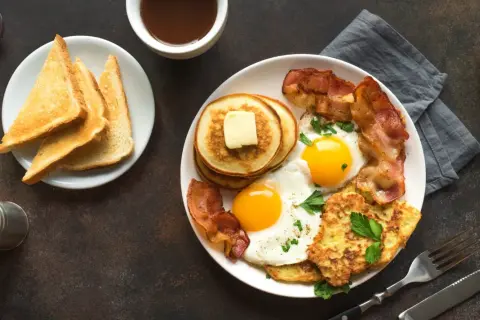 Colazioni proteiche veloci: uova, bacon, pancake e toast per iniziare la giornata con energia.