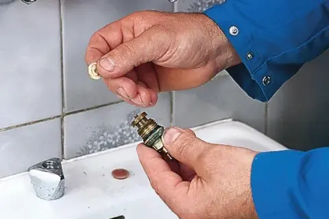 Jak naprawić kran w zlewie? Oszczędź na hydrauliku poradnik!