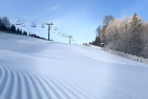 Szwajcaria Bałtowska snowpark przygotowany do jazdy. Wyciąg krzesełkowy w tle, idealnie przygotowane stoki.