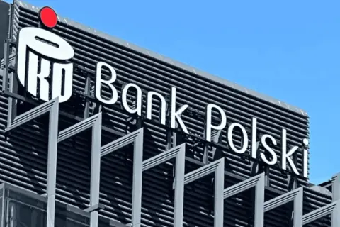 Logo PKO Banku Polskiego. Zapomniałem numer klienta PKO, ale widok na budynek banku przypomina mi, że muszę go odzyskać.
