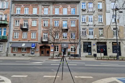 Kamienice z cegły i tynku, z balkonami i oknami. Na parterze restauracja "Oficyna", co to za miejsce?