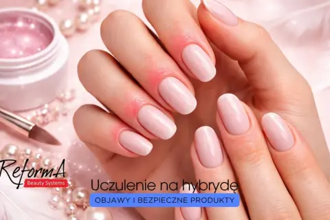 Dłonie z różowymi paznokciami hybrydowymi, u nasady palców widoczne zaczerwienienie. Tekst: "Uczulenie na hybrydę. Objawy i bezpieczne produkty".
